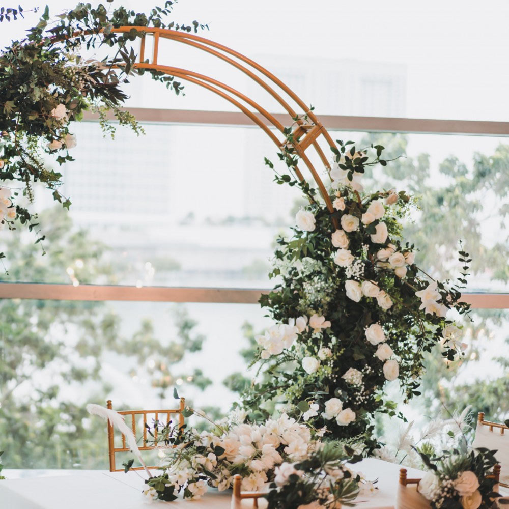 round-and-round-the-circle-floral-arch-1000